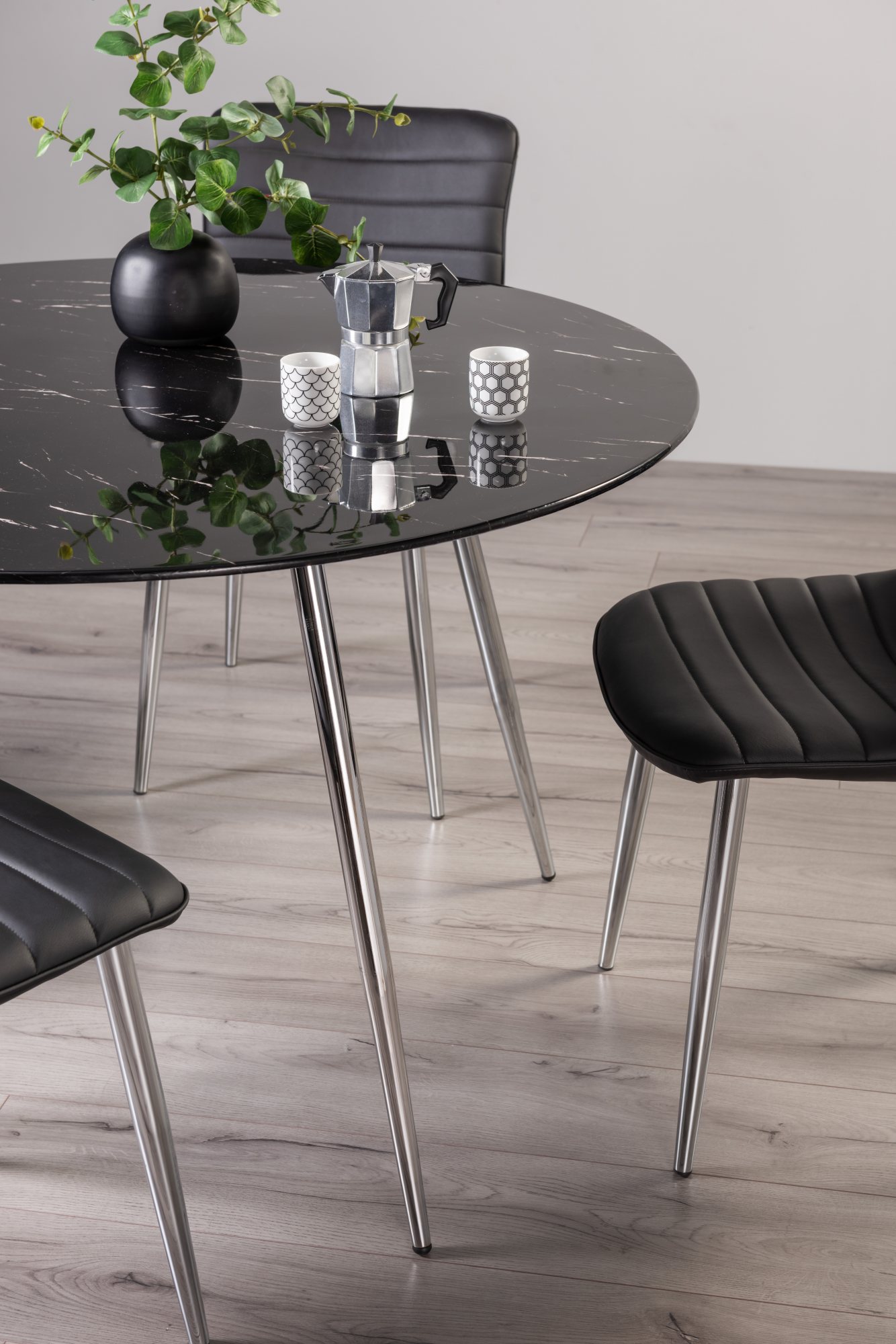 Shiny black deals dining table